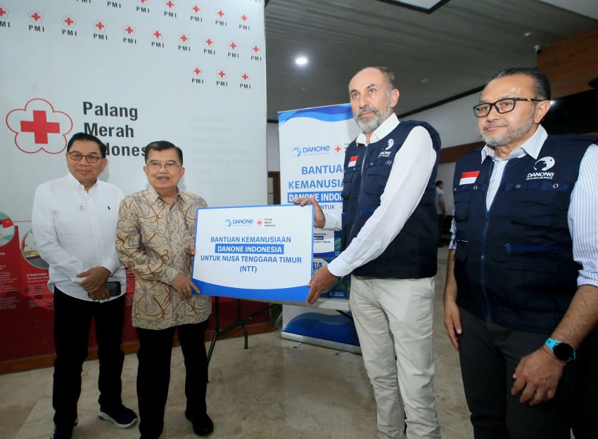 Danone Salurkan Bantuan Rp1 Miliar lewat PMI untuk Warga NTT Pascagempa
