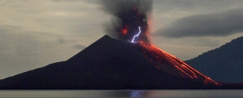 Jejak Ilmiah Letusan Krakatau 1883: Tsunami, Abu, dan Guncangan Global